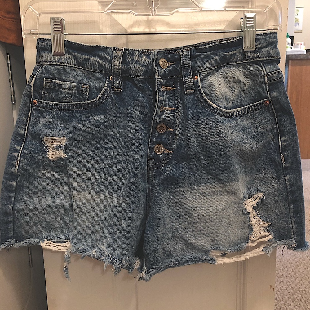 Cutoff high-waisted denim shorts